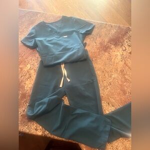 Caribbean Blue Figs Scrub Set-Barry worn.